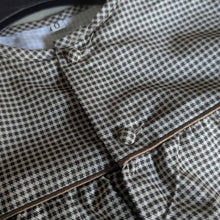 Cargar imagen en el visor de la galería, Detalle del tejido de blusón fallero marrón y beige, prenda tradicional valenciana para Fallas, pasacalles y fiestas populares.