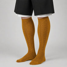 Cargar imagen en el visor de la galería, Calcetines ocres de traje regional para hombre, complemento de indumentaria tradicional valenciana para bailadores, folklore y fiestas populares.