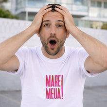 Cargar imagen en el visor de la galería, Camiseta blanca masculina Mare Meua con frase en valenciano en color fucsia y granate, ideal para regalos valencianos, fiestas populares y looks informales.