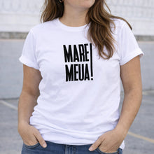Cargar imagen en el visor de la galería, Camiseta blanca de mujer Mare Meua con mensaje valenciano en negro, vista en modelo femenino de cuerpo medio, ideal para fiestas populares y regalos originales.