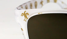 Cargar imagen en el visor de la galería, Detalle de las gafas de sol falleros con iconos de la tela pardalets, conocida en la indumentaria valenciana