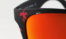 Cargar imagen en el visor de la galería, Gafas de sol falleras negras con cristales rojos y motivo de pardalet para fiestas valencianas y alicantinas