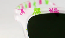 Cargar imagen en el visor de la galería, Detalle de gafas de sol blancas con cristales oscuros y estampado fallero en rosa y verde de Peinetta Roja.