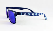 Cargar imagen en el visor de la galería, Gafas de sol falleras azul marino con cristales violetas y dibujos blancos inspirados en motivos tradicionales valencianos de Peinetta Roja.