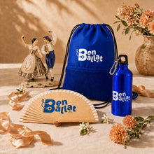 Cargar imagen en el visor de la galería, Pack Ben Ballat para ballaors y ballaores de danses valencianes y bailes regionales, con mochila azul, botella y abanico personalizado.