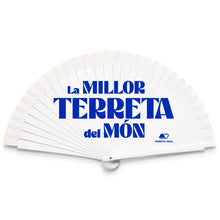 Cargar imagen en el visor de la galería, Abanico de madera blanco abierto con el texto azul “La millor terreta del món”