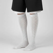 Cargar imagen en el visor de la galería, Calcetines blancos de traje regional masculino, ideales para indumentaria tradicional, bailes regionales, dansaes y folklore.
