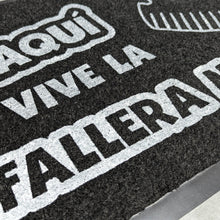 Cargar imagen en el visor de la galería, Felpudo fallero color azul con mensaje 'Aquí vive la Fallera Mayor'