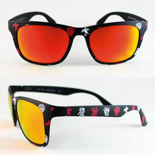 Cargar imagen en el visor de la galería, Gafas de sol falleras con montura negra estampada con motivos típicos valencianos en rojo y blanco —palmeras, flores, indumentaria festiva— y cristales espejo degradados en rojo y naranja, ideales para las Fallas de Valencia
