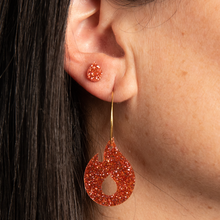 Cargar imagen en el visor de la galería, Pendientes de metacrilato naranja con forma de lágrima,