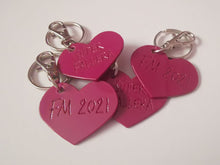 Cargar imagen en el visor de la galería, Llavero súper fallera cor buganvilla.