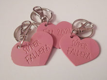 Cargar imagen en el visor de la galería, Llavero súper fallera cor rosa.