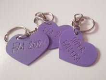 Cargar imagen en el visor de la galería, Llavero súper fallera cor malva.
