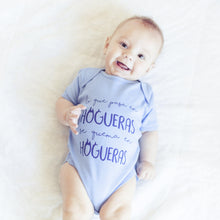 Cargar imagen en el visor de la galería, Body color azul para bebé. Lo que pasa en Hogueras se queda en Hogueras.