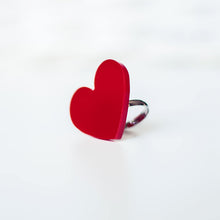 Cargar imagen en el visor de la galería, Anillo rojo de metacrilato con forma de corazón, ideal como regalo para fallera mayor
