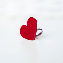 Cargar imagen en el visor de la galería, Anillo rojo de metacrilato con forma de corazón, ideal como regalo para fallera mayor