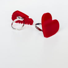 Cargar imagen en el visor de la galería, Anillos de color rojo pasión con forma de corazón y peineta. Ideales si no sabes qué regalar a falleras