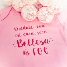 Cargar imagen en el visor de la galería, Body de Hogueras color rosa para bebé. Bellesa del Foc.