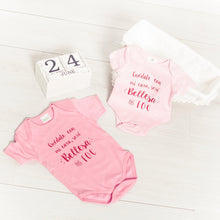 Cargar imagen en el visor de la galería, Body color rosa con mensaje de Fogueres para bebé. Bellesa del Foc.