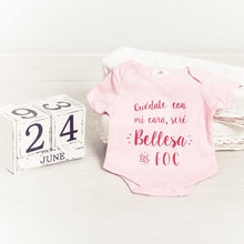 Cargar imagen en el visor de la galería, Body color rosa para bebé con mensaje de Bellesa del Foc para Hogueras de Alicante..