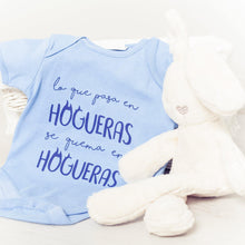 Cargar imagen en el visor de la galería, Body color azul para bebé. Lo que pasa en Hogueras se queda en Hogueras.