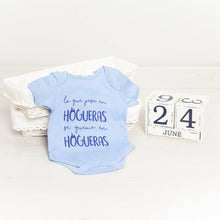 Cargar imagen en el visor de la galería, Body color azul para bebé. Lo que pasa en Hogueras se queda en Hogueras.