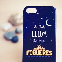 Cargar imagen en el visor de la galería, Funda móvil 'A la llum de les fogueres'.