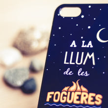 Cargar imagen en el visor de la galería, Funda móvil 'A la llum de les fogueres'.