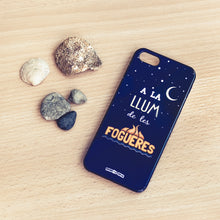 Cargar imagen en el visor de la galería, Funda móvil 'A la llum de les fogueres'.