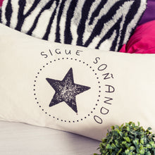 Cargar imagen en el visor de la galería, Cojín sigue soñando