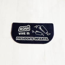 Cargar imagen en el visor de la galería, Felpudo fallero 'Aquí vive el president infantil'
