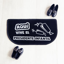 Cargar imagen en el visor de la galería, Felpudo fallero 'Aquí vive el president infantil'