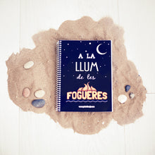 Cargar imagen en el visor de la galería, Libreta 'A la llum de les fogueres'.
