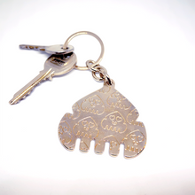 Cargar imagen en el visor de la galería, Llavero fallero peineta emoji metálico.