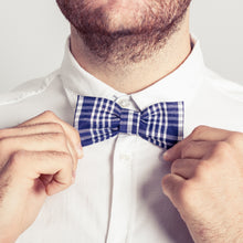 Cargar imagen en el visor de la galería, Pajarita fallera con tela de cuadros azules y blancos.