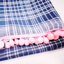 Cargar imagen en el visor de la galería, Pañuelo fallero con pompones rosa.