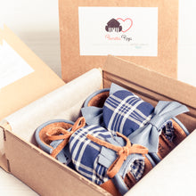 Cargar imagen en el visor de la galería, Zapatitos falleros para bebés con tela azul a cuadros.