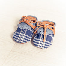 Cargar imagen en el visor de la galería, Zapatitos falleros para bebés con tela azul a cuadros.