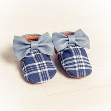 Cargar imagen en el visor de la galería, Zapatitos falleros para bebés con tela azul a cuadros.