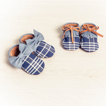 Cargar imagen en el visor de la galería, Zapatitos falleros para bebés con tela azul a cuadros.