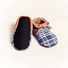 Cargar imagen en el visor de la galería, Zapatitos falleros para bebés con tela azul a cuadros.
