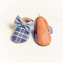 Cargar imagen en el visor de la galería, Zapatitos falleros para bebés con tela azul a cuadros.