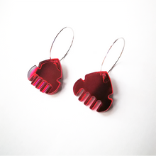 Cargar imagen en el visor de la galería, Pendientes de metacrilato con forma de peineta y color rojo espejo.