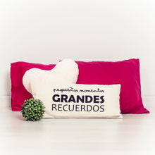 Cargar imagen en el visor de la galería, Cojín pequeños momentos grandes recuerdos.