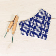 Cargar imagen en el visor de la galería, Babero para bebés muy falleros. Hecho con tela a cuadros azules y blancos.