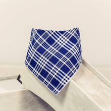 Cargar imagen en el visor de la galería, Babero para bebés muy falleros. Hecho con tela a cuadros azules y blancos con motivo de mocador fallero.