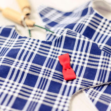 Cargar imagen en el visor de la galería, Babero ideal para regalar a bebés falleros. Con forma de estrella y tela fallera a cuadros.