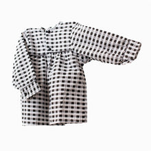 Cargar imagen en el visor de la galería, Mini blusones falleros para peques de 0 a 2 años. Color: cuadro vichy negro y blanco.