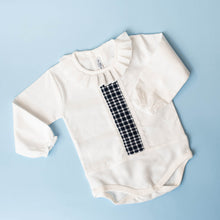Cargar imagen en el visor de la galería, Body fallero para bebé en color blanco con cuello volante y franja de cuadros negros, ideal para indumentaria tradicional infantil valenciana