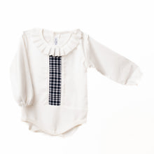 Cargar imagen en el visor de la galería, Body fallero para bebé en color blanco con cuello volante y detalle central de cuadros negros, ideal para indumentaria tradicional infantil